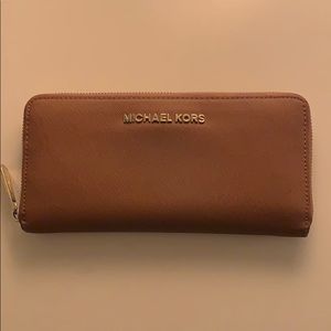Michael Kors wallet in perfect condition!!